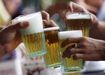Men drink beer at a restaurant. REUTERS/File