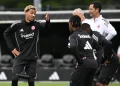 09 July 2025, Hesse, Frankfurt/Main: Hugo Ekitiké (l-r), Elye Wahi, head coach Dino Toppmöller and Elye Wahi stand together at the Eintracht Frankfurt stadium at the start of training. Photo: Arne Dedert/dpa (Photo by ARNE DEDERT / DPA / dpa Picture-Alliance via AFP)
