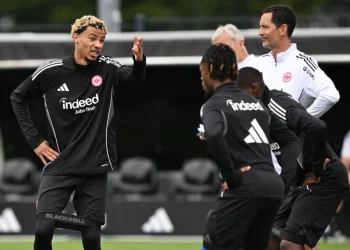 09 July 2025, Hesse, Frankfurt/Main: Hugo Ekitiké (l-r), Elye Wahi, head coach Dino Toppmöller and Elye Wahi stand together at the Eintracht Frankfurt stadium at the start of training. Photo: Arne Dedert/dpa (Photo by ARNE DEDERT / DPA / dpa Picture-Alliance via AFP)