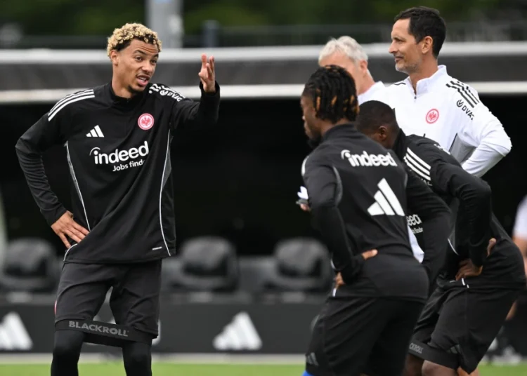 09 July 2025, Hesse, Frankfurt/Main: Hugo Ekitiké (l-r), Elye Wahi, head coach Dino Toppmöller and Elye Wahi stand together at the Eintracht Frankfurt stadium at the start of training. Photo: Arne Dedert/dpa (Photo by ARNE DEDERT / DPA / dpa Picture-Alliance via AFP)
