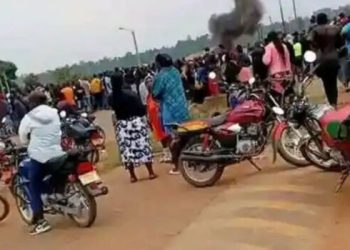 An image of locals in Siaya at the scene where the suspect was lynched on August 7, 2025.