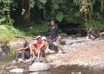 Locals near a popular photo-taking site in Kirinyaga.