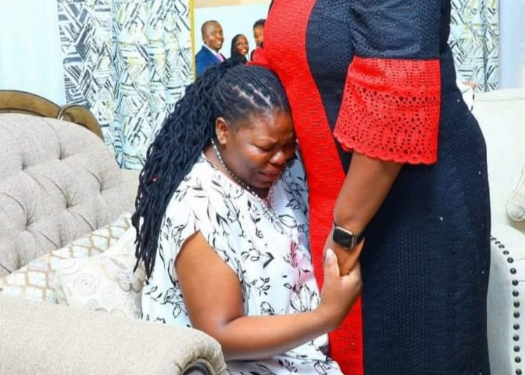 The widow of the late Festus Amimo is consoled by Homa Bay Governor Gladys